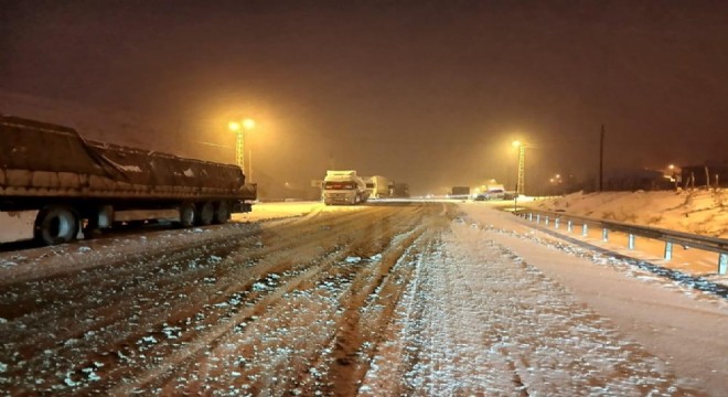  Kop Dağı Geçidi'nde buzlanma ulaşımı aksattı